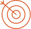 Cible orange stylisée avec trois cercles concentriques. Une flèche traverse le centre et touche l'anneau extérieur. Symbole de but ou objectif atteint.